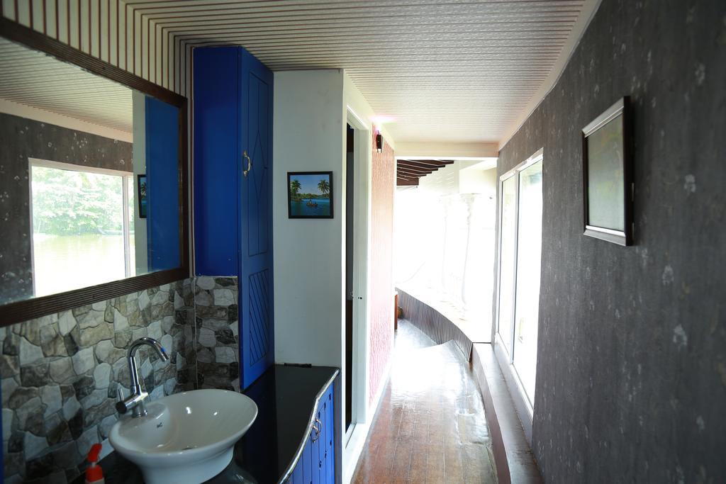 Marari Houseboat Hotel Mararikulam Ngoại thất bức ảnh